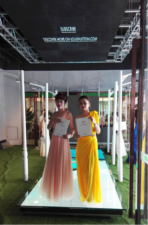 星空游戏旭生展厅模特T台秀节目