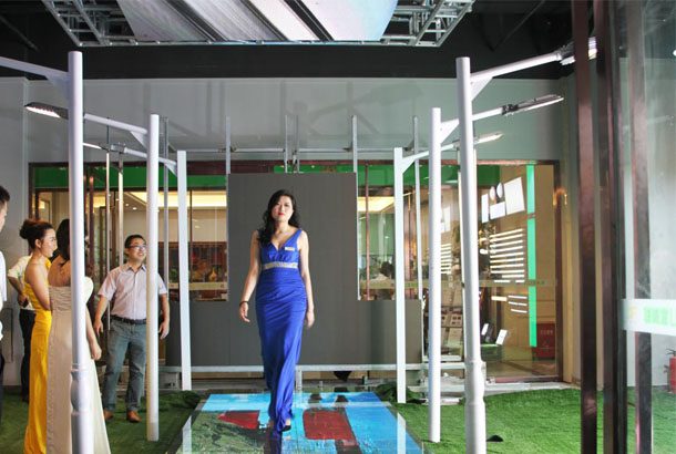 星空游戏旭生展厅模特T台秀节目